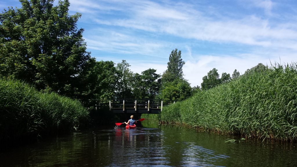 Kanovaren door de sloten van Den Helder bij Kanoverhuur Den Helder