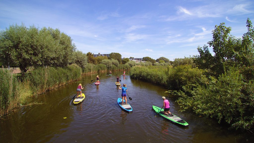 Groep suppers met instructeur bij Kanoverhuur Den Helder